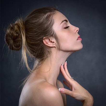 パックしている女性の画像